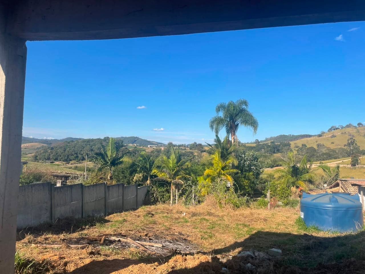 Terreno de 690 m² com obra iniciada em Salesópolis
